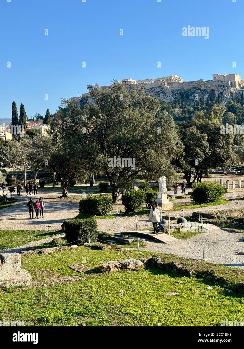Vues sur l'ancienne Agora d'Athènes, avec ses ruines historiques et le temple d'Héphaïstus, avec les visiteurs explorant le site. Banque D'Images