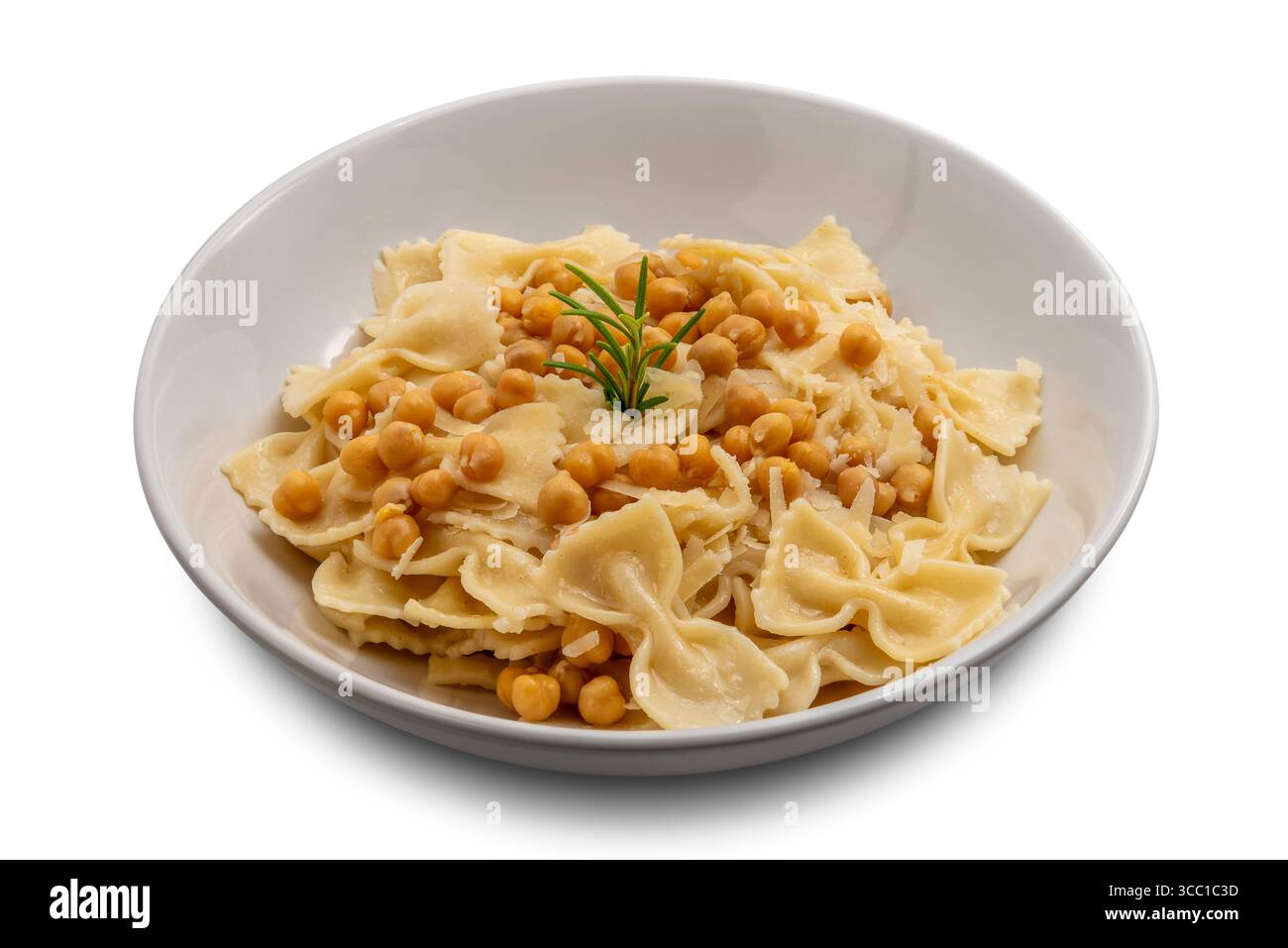 Pâtes macaroni noeud papillon avec pois chiches et parmesan, et brin de romarin, dans une assiette blanche isolée sur blanc avec chemin de coupe inclus. Passé Banque D'Images