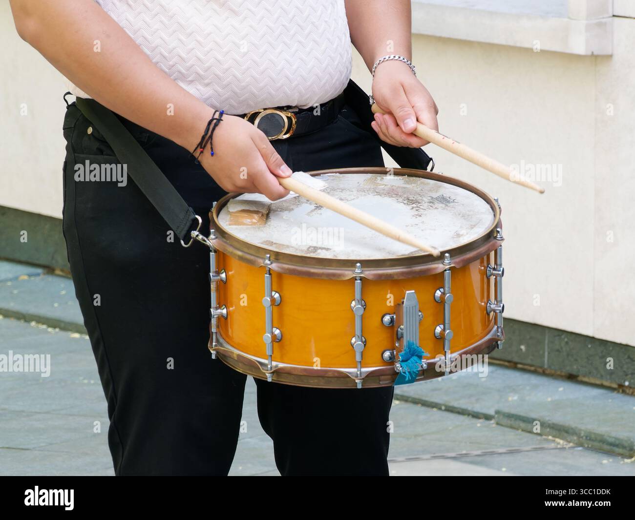 Musiciens jouant de la caisse enregistreuse et de la grosse caisse à l'extérieur, instruments à percussion utilisés dans les orchestres et les orchestres de marche. Banque D'Images