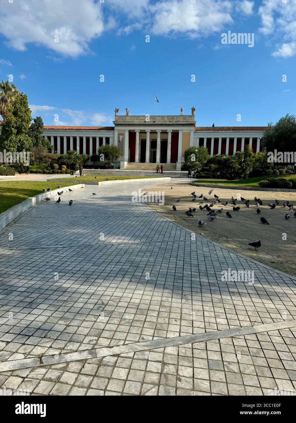 Musée archéologique national et jardin à Athènes sous un ciel bleu lumineux avec des nuages dispersés. Banque D'Images