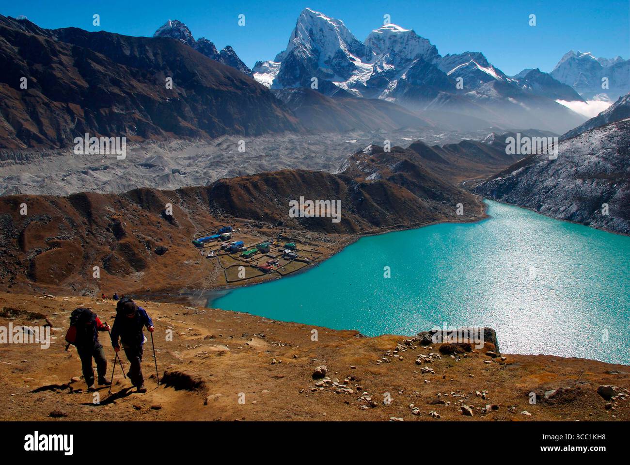 Les randonneurs grimpent Gokyo Ri ( Gokyo Peak ) au Népal - avec en toile de fond le troisième lac de la spectaculaire vallée de Gokyo. Cette vallée est de plus en plus un in Banque D'Images Les randonneurs grimpent Gokyo Ri ( Gokyo Peak ) au Népal - avec en toile de fond le troisième lac de la spectaculaire vallée de Gokyo. Cette vallée est de plus en plus un in Banque D'Images