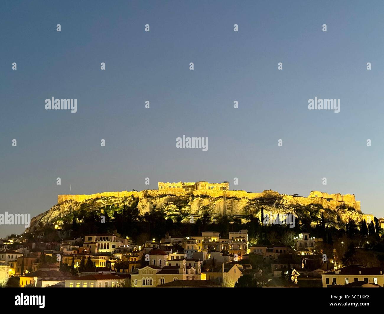 L'Acropole illuminée d'Athènes au crépuscule, mettant en vedette l'ancienne citadelle emblématique qui brille au-dessus des gratte-ciel de la ville en Grèce. Banque D'Images