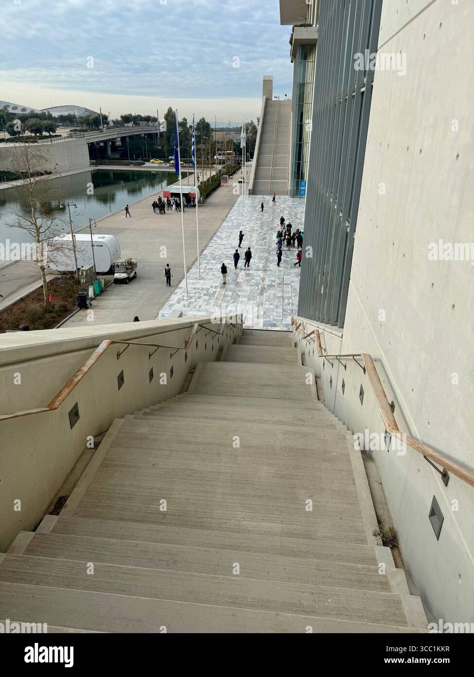 Perspective du Centre culturel de la Fondation Stavros Niarchos à Athènes, Grèce, avec son architecture moderne et sa place de fontaine d'eau. - Image de stock capturée avec un smartphone