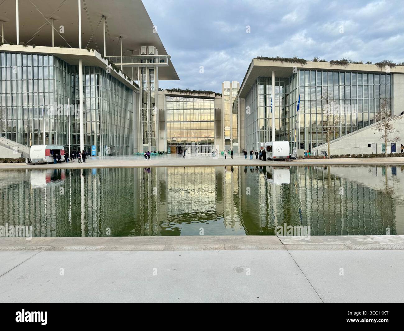 Perspective du Centre culturel de la Fondation Stavros Niarchos à Athènes, Grèce, avec son architecture moderne et sa place de fontaine d'eau. - Image de stock capturée avec un smartphone