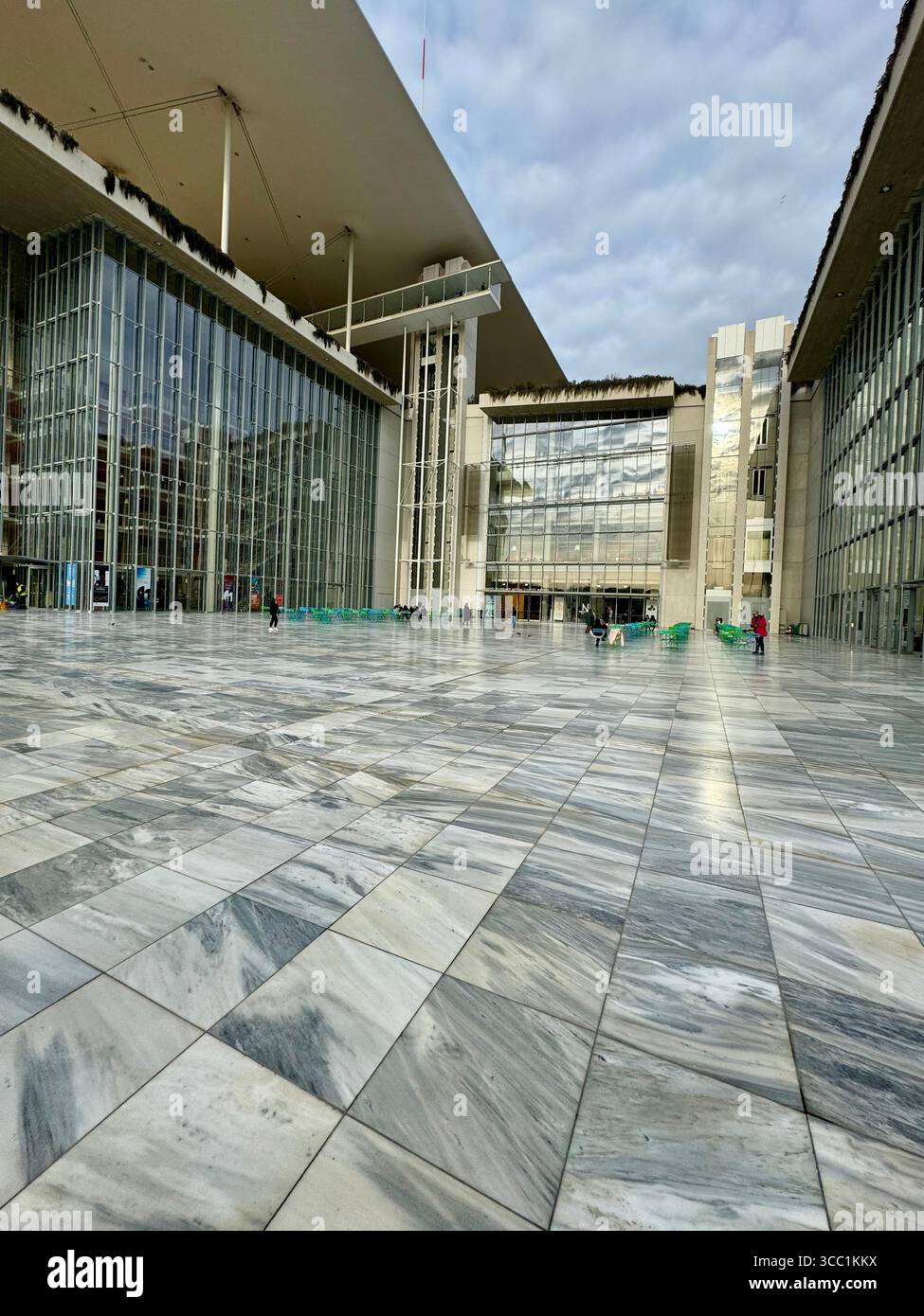 Perspective du Centre culturel de la Fondation Stavros Niarchos à Athènes, Grèce, avec son architecture moderne et sa place de fontaine d'eau. - Image de stock capturée avec un smartphone