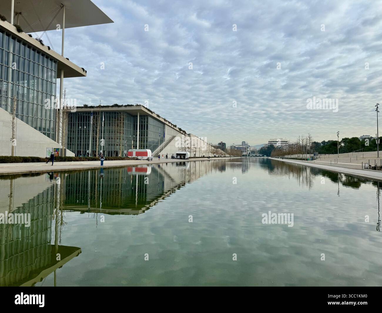Perspective du Centre culturel de la Fondation Stavros Niarchos à Athènes, Grèce, avec son architecture moderne et sa place de fontaine d'eau. - Image de stock capturée avec un smartphone