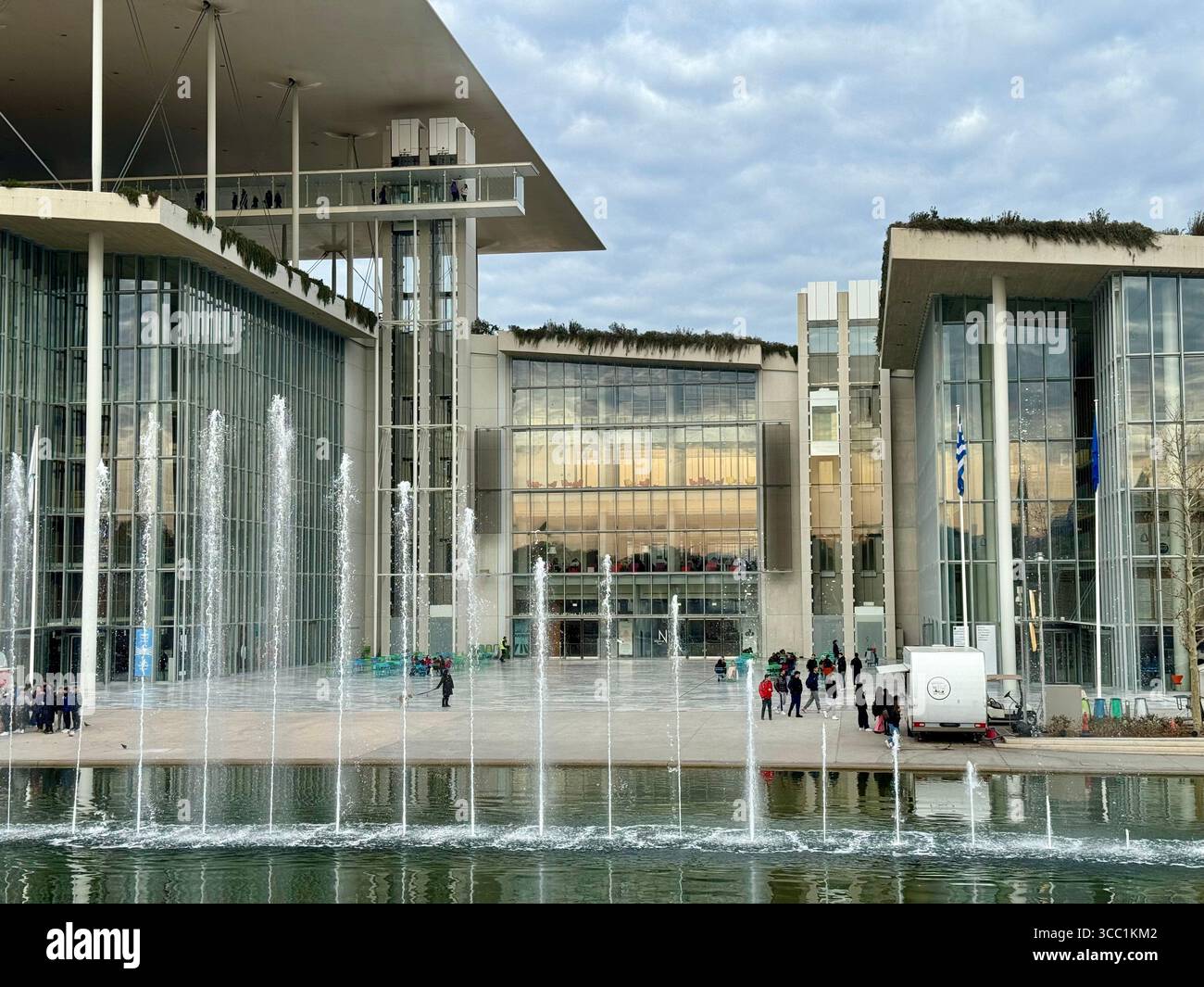 Perspective du Centre culturel de la Fondation Stavros Niarchos à Athènes, Grèce, avec son architecture moderne et sa place de fontaine d'eau. - Image de stock capturée avec un smartphone