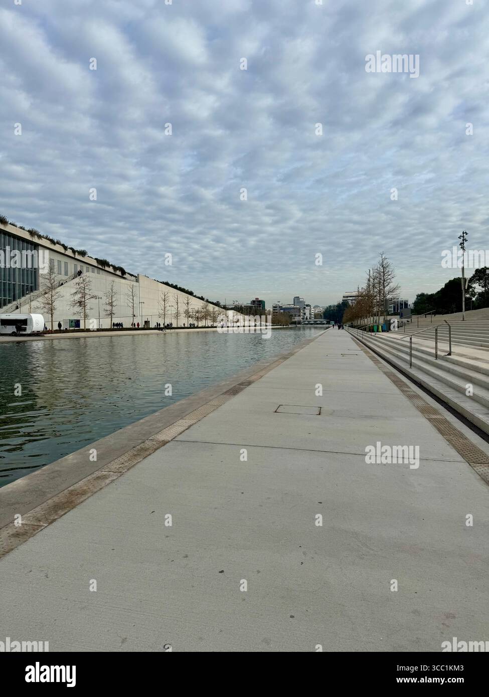 Perspective du Centre culturel de la Fondation Stavros Niarchos à Athènes, Grèce, avec son architecture moderne et sa place de fontaine d'eau. - Image de stock capturée avec un smartphone