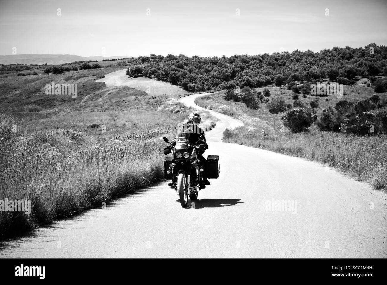 Moto noir et blanc voyageant dans la campagne de Sicile, Italie Banque D'Images