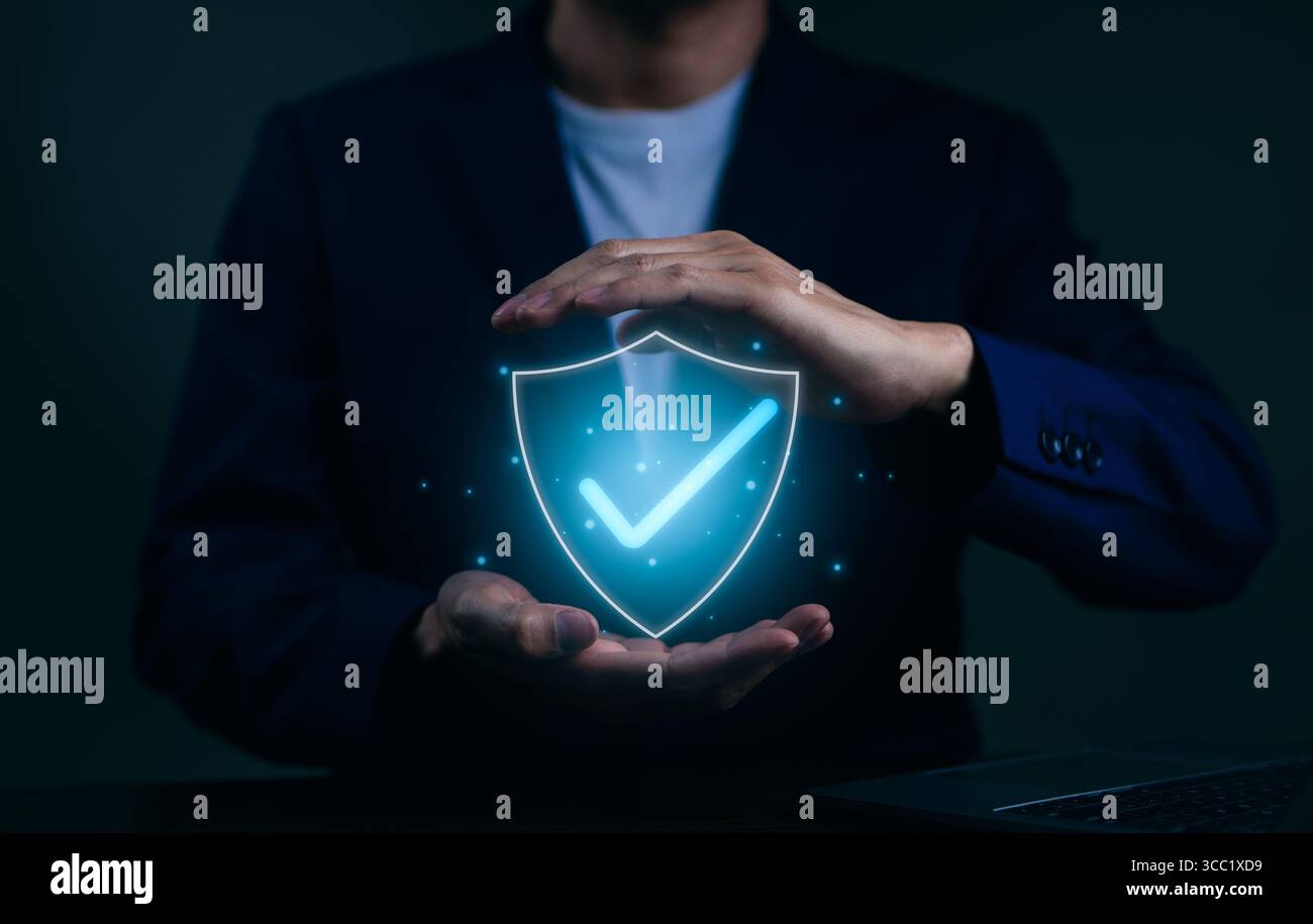 Homme d'affaires montrent la garantie standard d'assurance de certification de contrôle de qualité pour le processus d'automatisation. Gestion de la qualité, normalisation, assurance maladie Banque D'Images