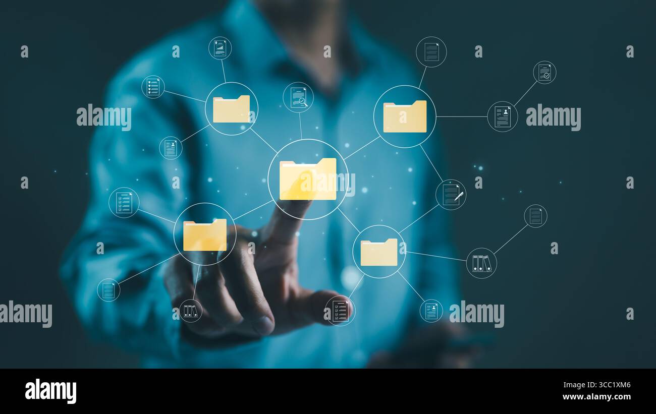 (DMS) concept de système de gestion de documents. Homme d'affaires touchant grand dossier pour gérer les fichiers de document dans les dossiers. stockage de fichiers sur le cloud. partager la base de données Banque D'Images