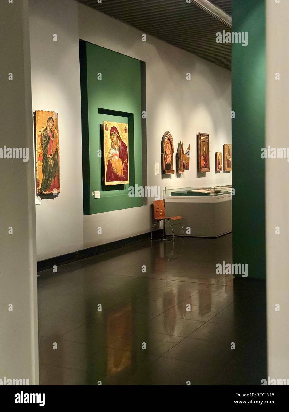 Vue intérieure du musée Benaki à Athènes, présentant des icônes religieuses byzantines dans un espace de galerie organisé. Banque D'Images