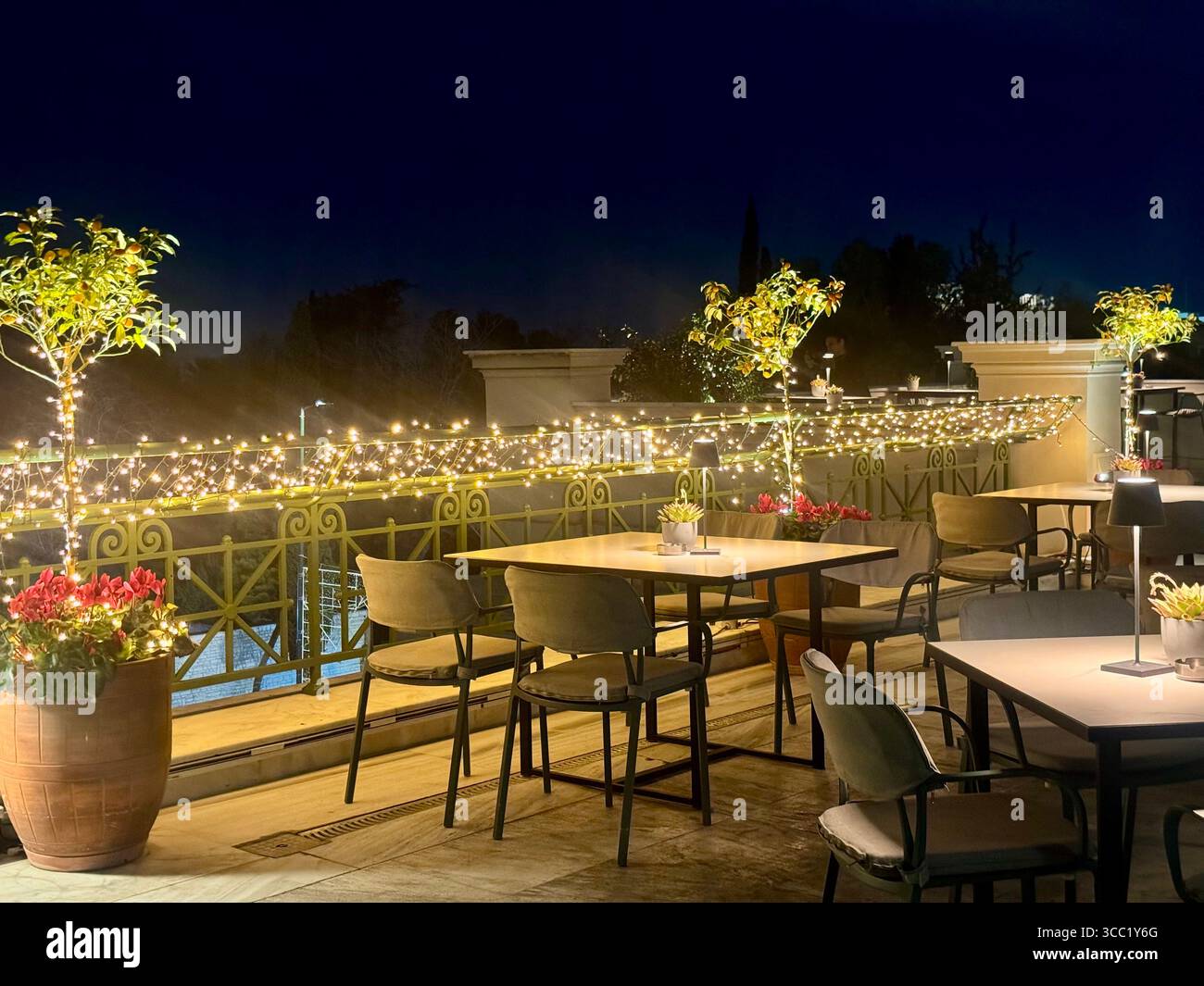 Vue nocturne sur le toit-terrasse du Museu Benaki à Athènes, dotée de sièges extérieurs et d'un éclairage d'ambiance. Banque D'Images