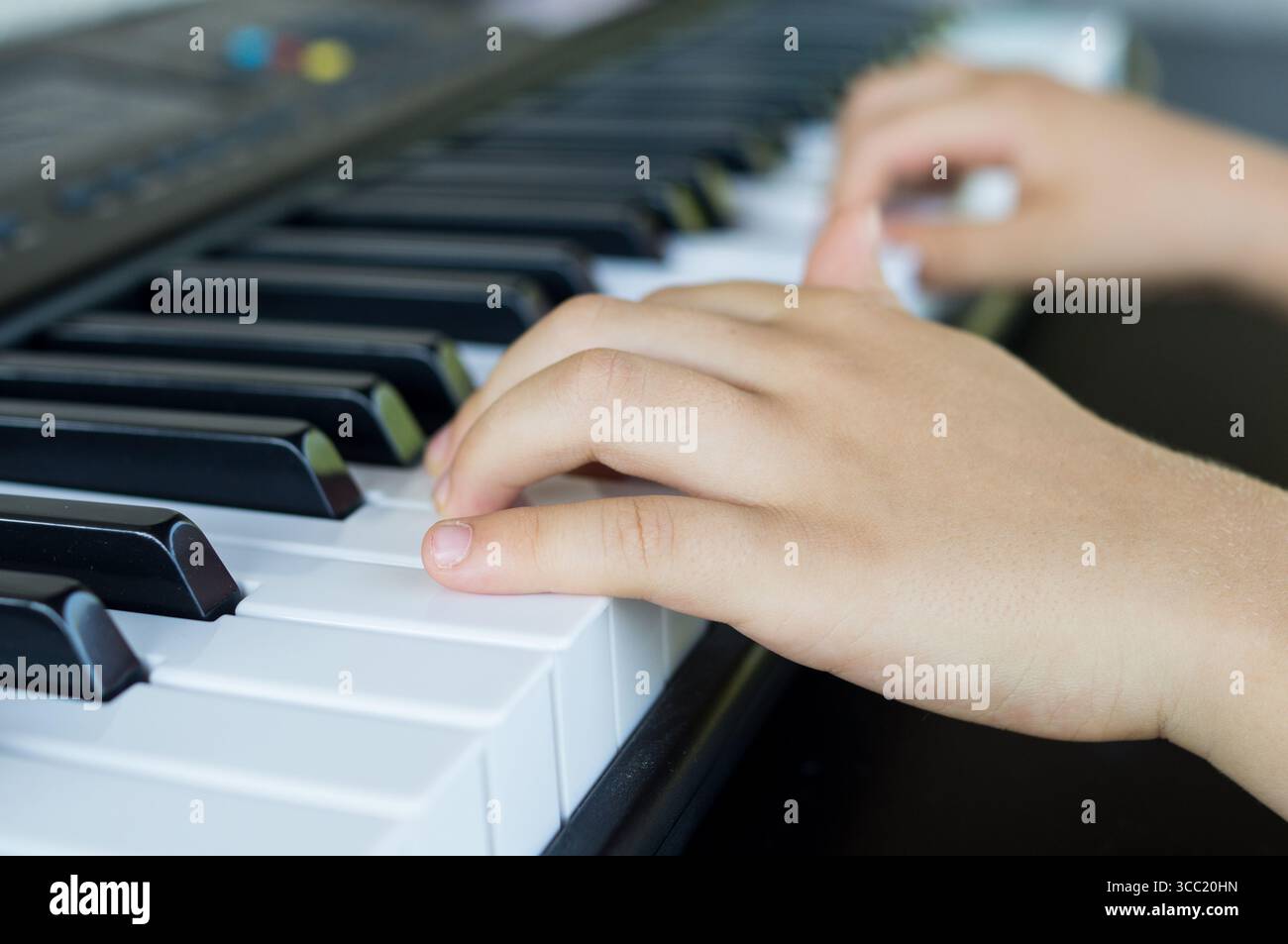 Garçon jouant du piano Banque D'Images