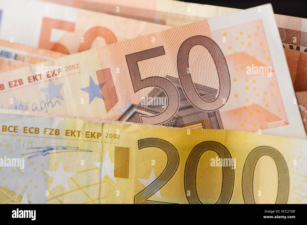 Les billets en euros de différentes coupures sont disposés magnifiquement, mettant en valeur leurs couleurs. Banque D'Images