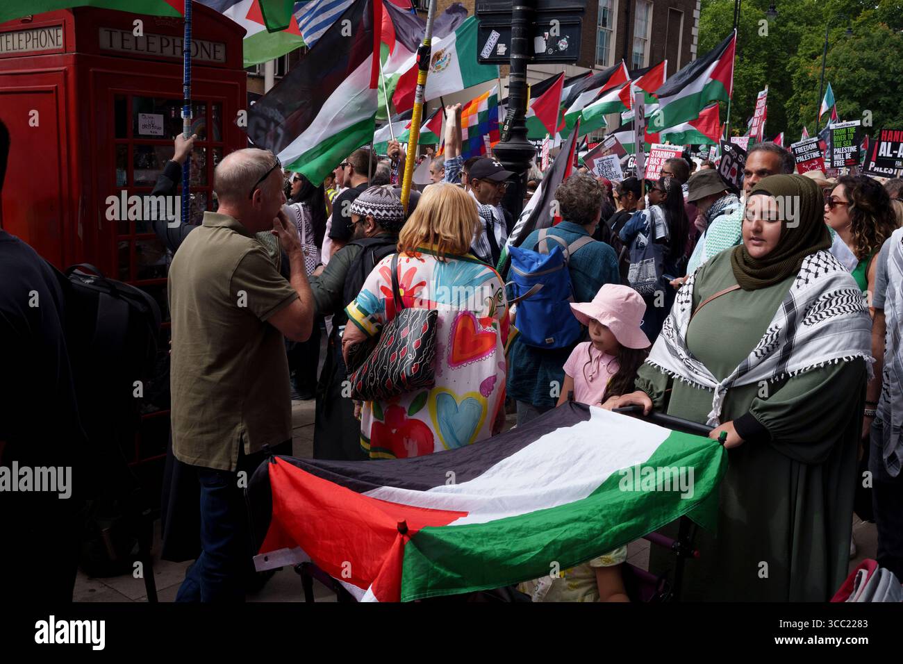 Les partisans de la cause palestinienne défilent dans le centre de Londres pendant la manifestation pour manifester leur soutien au groupe d'action Palestine qui est maintenant interdit par les lois anti-terroristes en tant qu'organisation interdite, par la ministre de l'intérieur Yvette Cooper, le 9 août 2025 à Londres en Angleterre. Les manifestants ont défilé de Holborn à la place du Parlement où 365 personnes ont été arrêtées, une semaine après que Huda Ammori, co-fondatrice de Palestine action, ait remporté un appel à la haute Cour contre l’interdiction du groupe. Les commissaires de police et le pouvoir judiciaire ont averti que davantage d'arrestations massives pousseraient les ressources juridiques à la limite. Banque D'Images