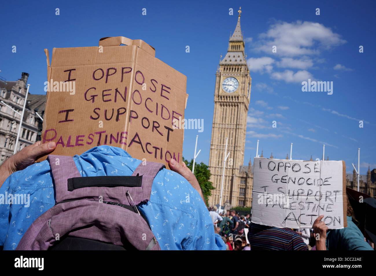 Des activistes attendent leur arrestation sur la place du Parlement pendant la manifestation pour manifester leur soutien au groupe Palestine action qui est maintenant interdit par les lois anti-terroristes comme organisation interdite, par la ministre de l'intérieur Yvette Cooper, le 9 août 2025 à Londres, en Angleterre. Les manifestants ont défilé de Holborn à la place du Parlement où 365 personnes ont été arrêtées, une semaine après que Huda Ammori, co-fondatrice de Palestine action, ait remporté un appel à la haute Cour contre l’interdiction du groupe. Les commissaires de police et le pouvoir judiciaire ont averti que davantage d'arrestations massives pousseraient les ressources juridiques à la limite. Banque D'Images