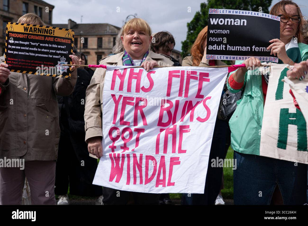 Glasgow, Écosse, Royaume-Uni. 9 août 2025. Kellie-Jay Keen-Minshull (Posie Parker), militante anti-trans et critique pour le genre, assiste à un rassemblement du groupe de défense des droits des femmes Let Women Speak à la Kelvingrove Art Gallery and Museum à Glasgow. De nombreux groupes féministes et de défense des droits des femmes ont assisté au rassemblement. Une contre-manifestation a été organisée par des militants trans. Iain Masterton/Alamy Live News Banque D'Images