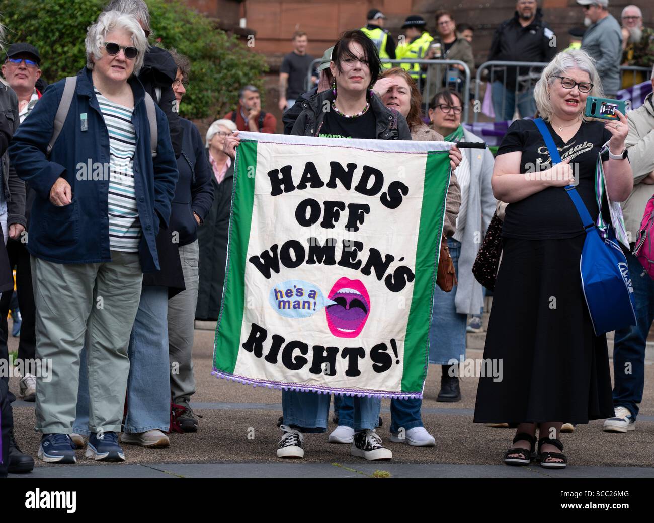 Glasgow, Écosse, Royaume-Uni. 9 août 2025. Kellie-Jay Keen-Minshull (Posie Parker), militante anti-trans et critique pour le genre, assiste à un rassemblement du groupe de défense des droits des femmes Let Women Speak à la Kelvingrove Art Gallery and Museum à Glasgow. De nombreux groupes féministes et de défense des droits des femmes ont assisté au rassemblement. Une contre-manifestation a été organisée par des militants trans. Iain Masterton/Alamy Live News Banque D'Images
