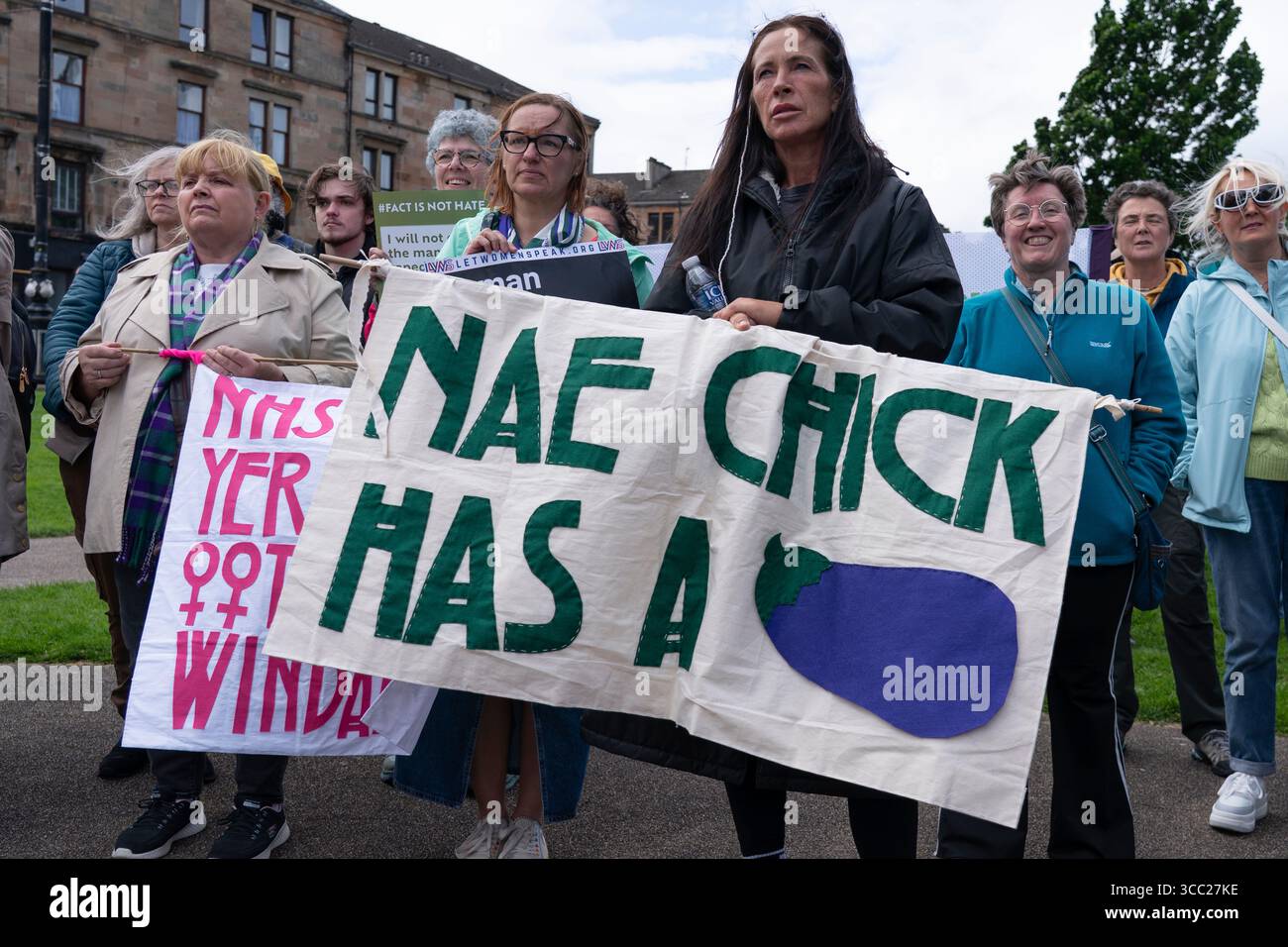 Glasgow, Écosse, Royaume-Uni. 9 août 2025. Kellie-Jay Keen-Minshull (Posie Parker), militante anti-trans et critique pour le genre, assiste à un rassemblement du groupe de défense des droits des femmes Let Women Speak à la Kelvingrove Art Gallery and Museum à Glasgow. De nombreux groupes féministes et de défense des droits des femmes ont assisté au rassemblement. Une contre-manifestation a été organisée par des militants trans. Iain Masterton/Alamy Live News Banque D'Images