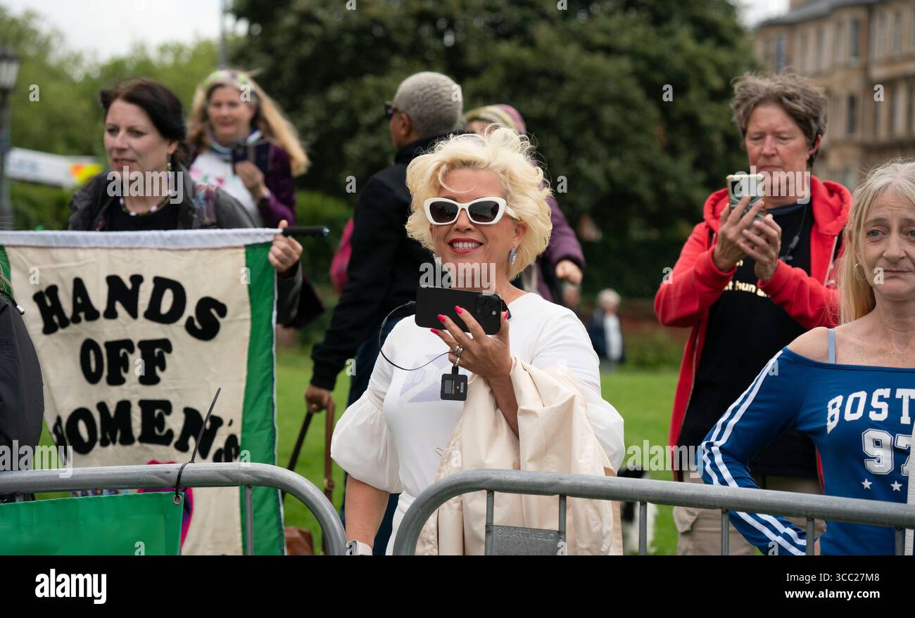 Glasgow, Écosse, Royaume-Uni. 9 août 2025. Kellie-Jay Keen-Minshull (Posie Parker), militante anti-trans et critique pour le genre, assiste à un rassemblement du groupe de défense des droits des femmes Let Women Speak à la Kelvingrove Art Gallery and Museum à Glasgow. De nombreux groupes féministes et de défense des droits des femmes ont assisté au rassemblement. Une contre-manifestation a été organisée par les activistes trans Iain Masterton/Alamy Live News Banque D'Images