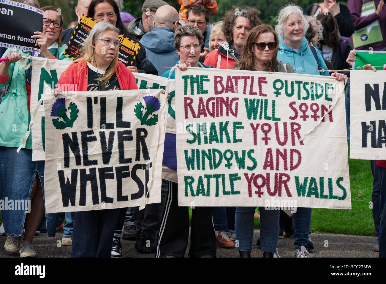 Glasgow, Écosse, Royaume-Uni. 9 août 2025. Kellie-Jay Keen-Minshull (Posie Parker), militante anti-trans et critique pour le genre, assiste à un rassemblement du groupe de défense des droits des femmes Let Women Speak à la Kelvingrove Art Gallery and Museum à Glasgow. De nombreux groupes féministes et de défense des droits des femmes ont assisté au rassemblement. Une contre-manifestation a été organisée par des militants trans. Iain Masterton/Alamy Live News Banque D'Images