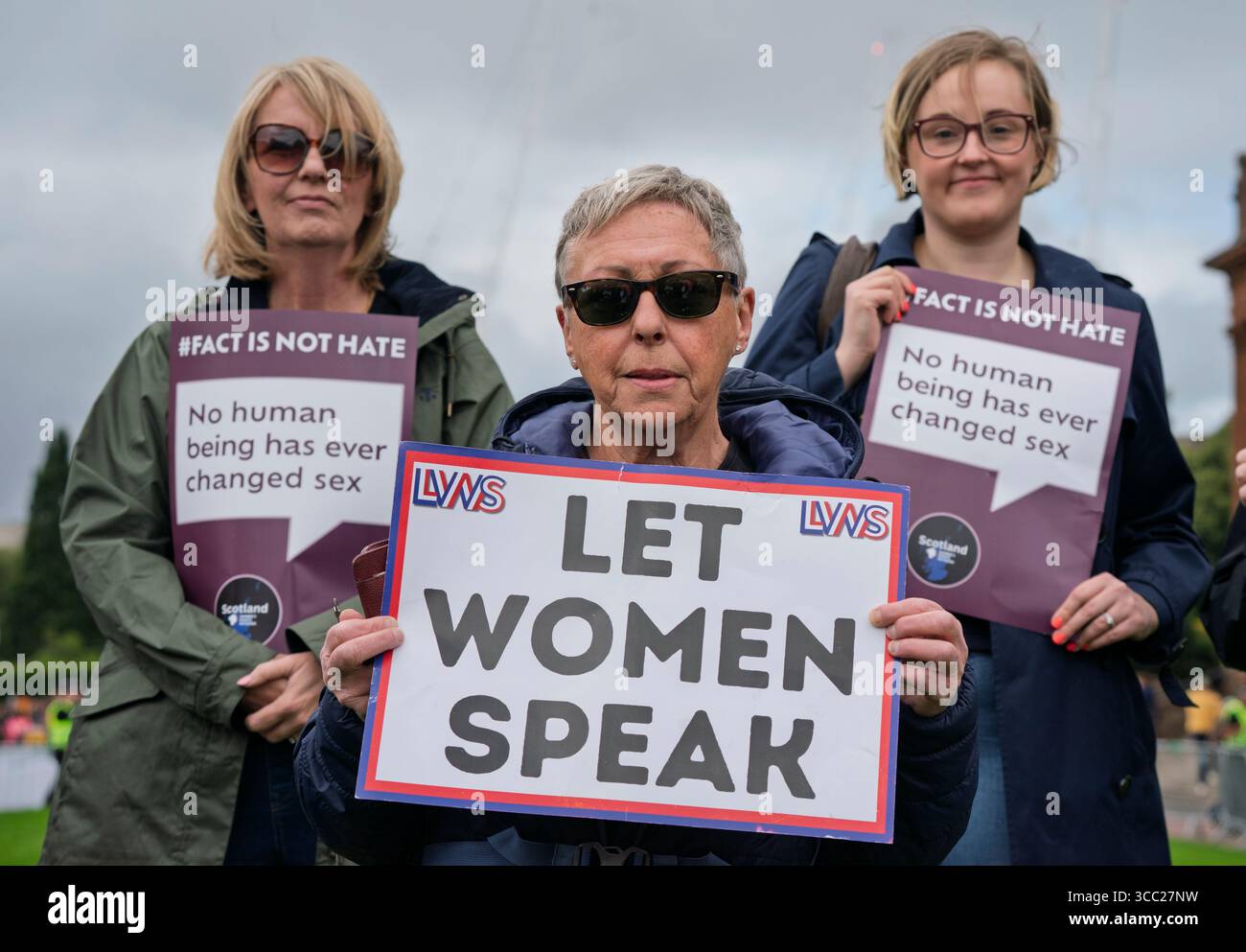 Glasgow, Écosse, Royaume-Uni. 9 août 2025. Kellie-Jay Keen-Minshull (Posie Parker), militante anti-trans et critique pour le genre, assiste à un rassemblement du groupe de défense des droits des femmes Let Women Speak à la Kelvingrove Art Gallery and Museum à Glasgow. De nombreux groupes féministes et de défense des droits des femmes ont assisté au rassemblement. Une contre-manifestation a été organisée par des militants trans. Iain Masterton/Alamy Live News Banque D'Images
