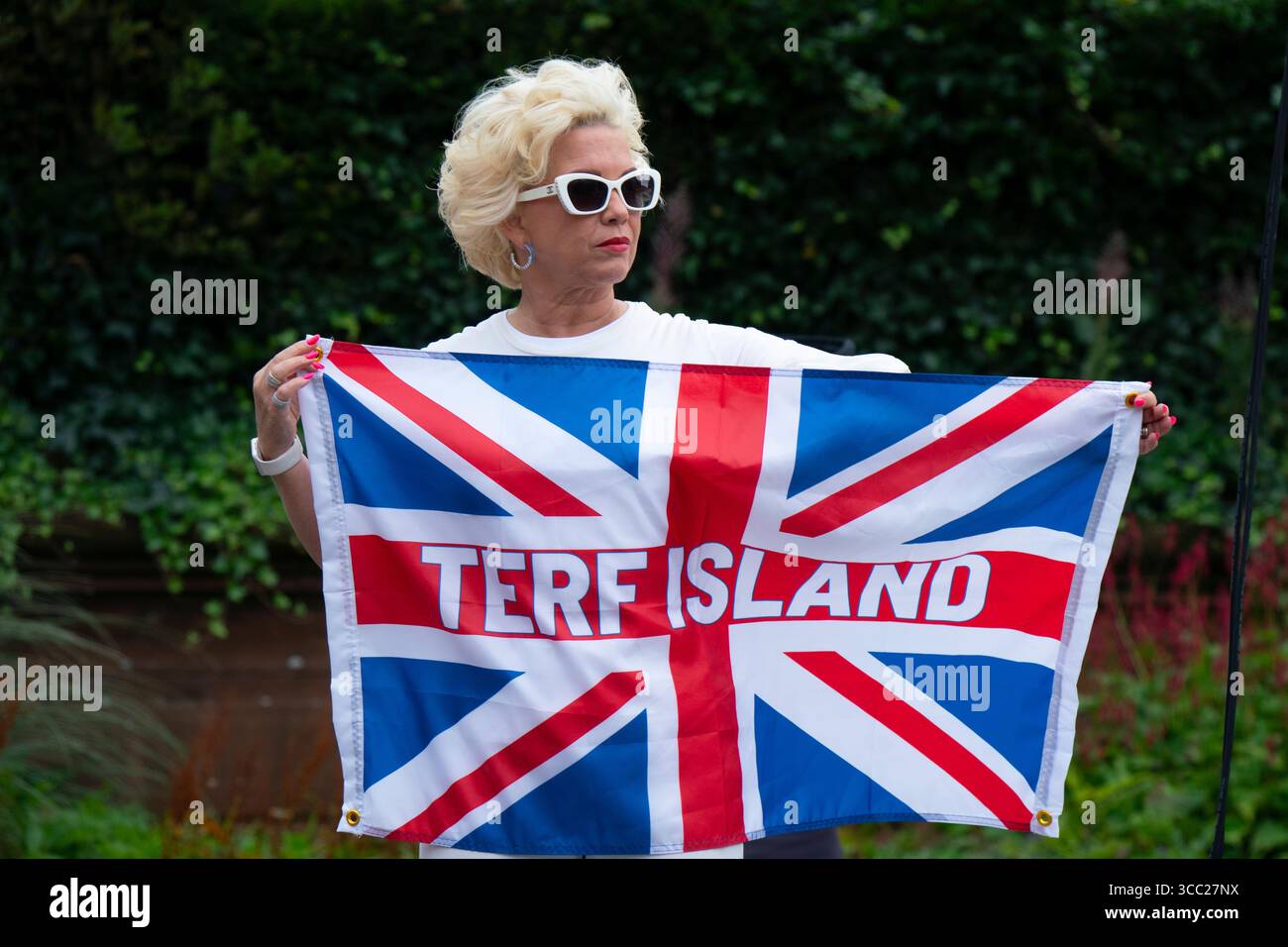 Glasgow, Écosse, Royaume-Uni. 9 août 2025. Kellie-Jay Keen-Minshull (Posie Parker), militante anti-trans et critique pour le genre, assiste à un rassemblement du groupe de défense des droits des femmes Let Women Speak à la Kelvingrove Art Gallery and Museum à Glasgow. De nombreux groupes féministes et de défense des droits des femmes ont assisté au rassemblement. Une contre-manifestation a été organisée par des militants trans. Iain Masterton/Alamy Live News Banque D'Images