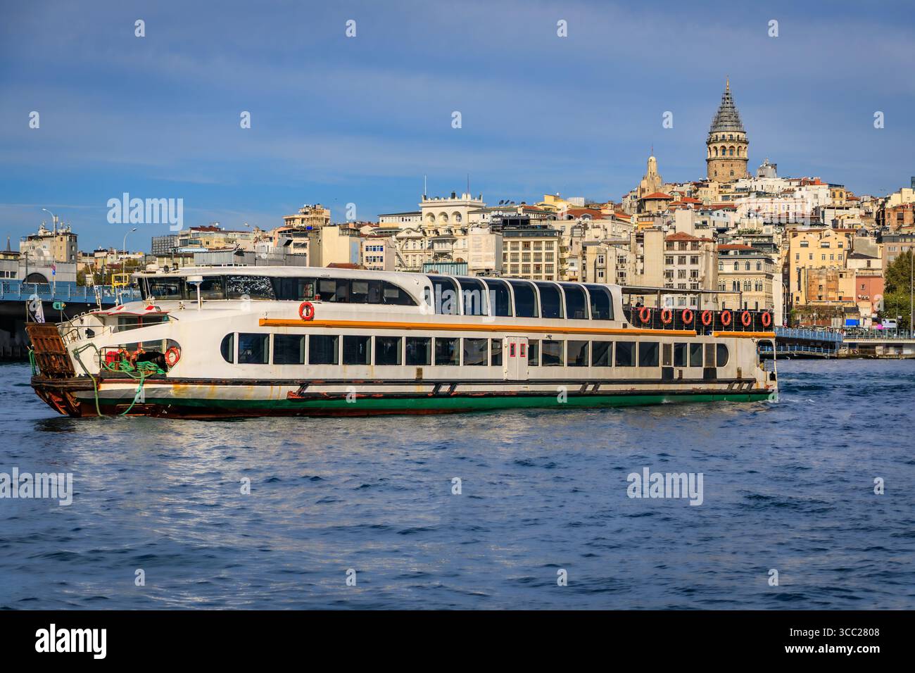 Vue panoramique sur le détroit du Bosphore et un ferry sur l'eau à Eminonu près du pont de Galata à Istanbul, Turquie par une journée nuageuse Banque D'Images