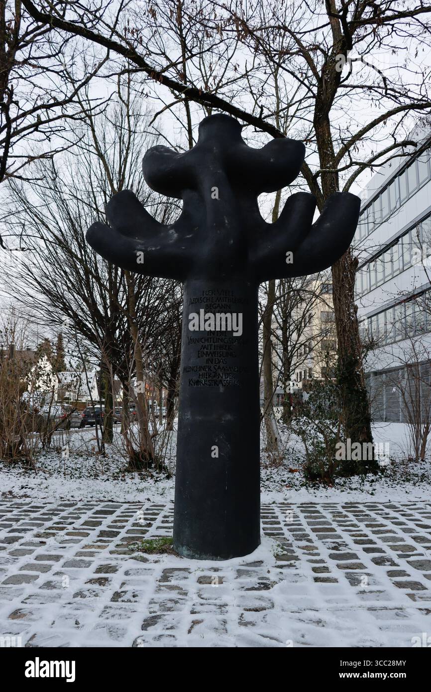 Un mémorial de l'Holocauste sur Troppauer Straße à Munich, en Allemagne, en janvier 2024. Photo de Raquel G. Frohlich. Banque D'Images