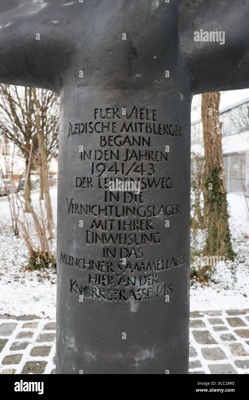 Un mémorial de l'Holocauste sur Troppauer Straße à Munich, en Allemagne, en janvier 2024. Photo de Raquel G. Frohlich. Banque D'Images