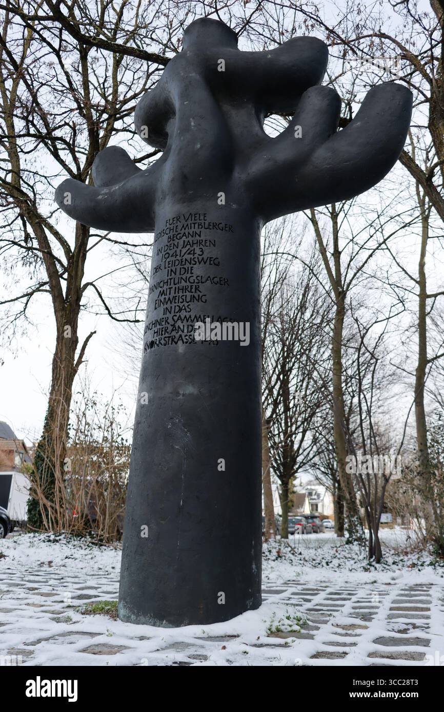 Un mémorial de l'Holocauste sur Troppauer Straße à Munich, en Allemagne, en janvier 2024. Photo de Raquel G. Frohlich. Banque D'Images