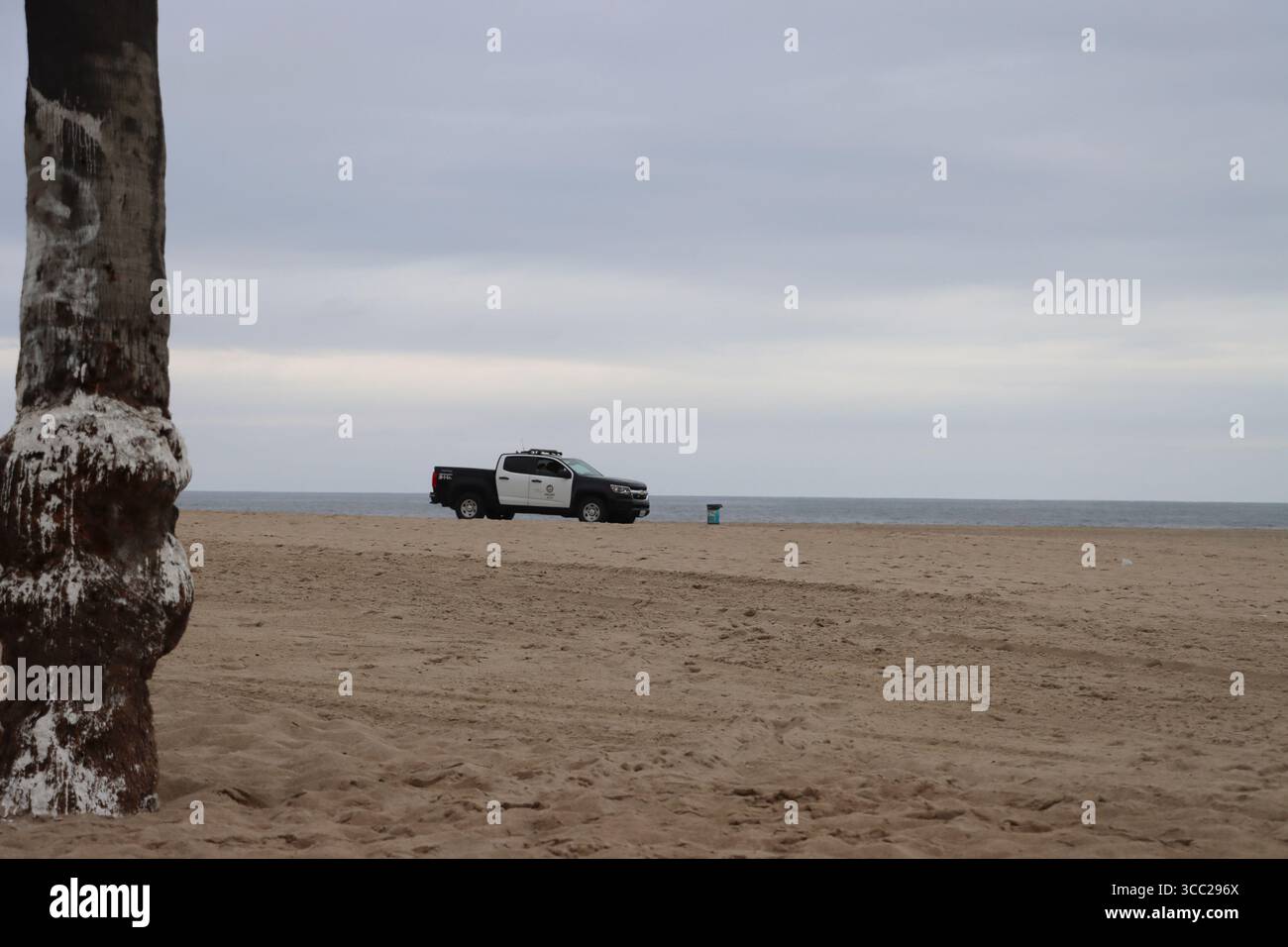 Un camion de police longe Venice Beach, à Los Angeles, Calif, en mai 2025. Photo de Raquel G. Frohlich. Banque D'Images