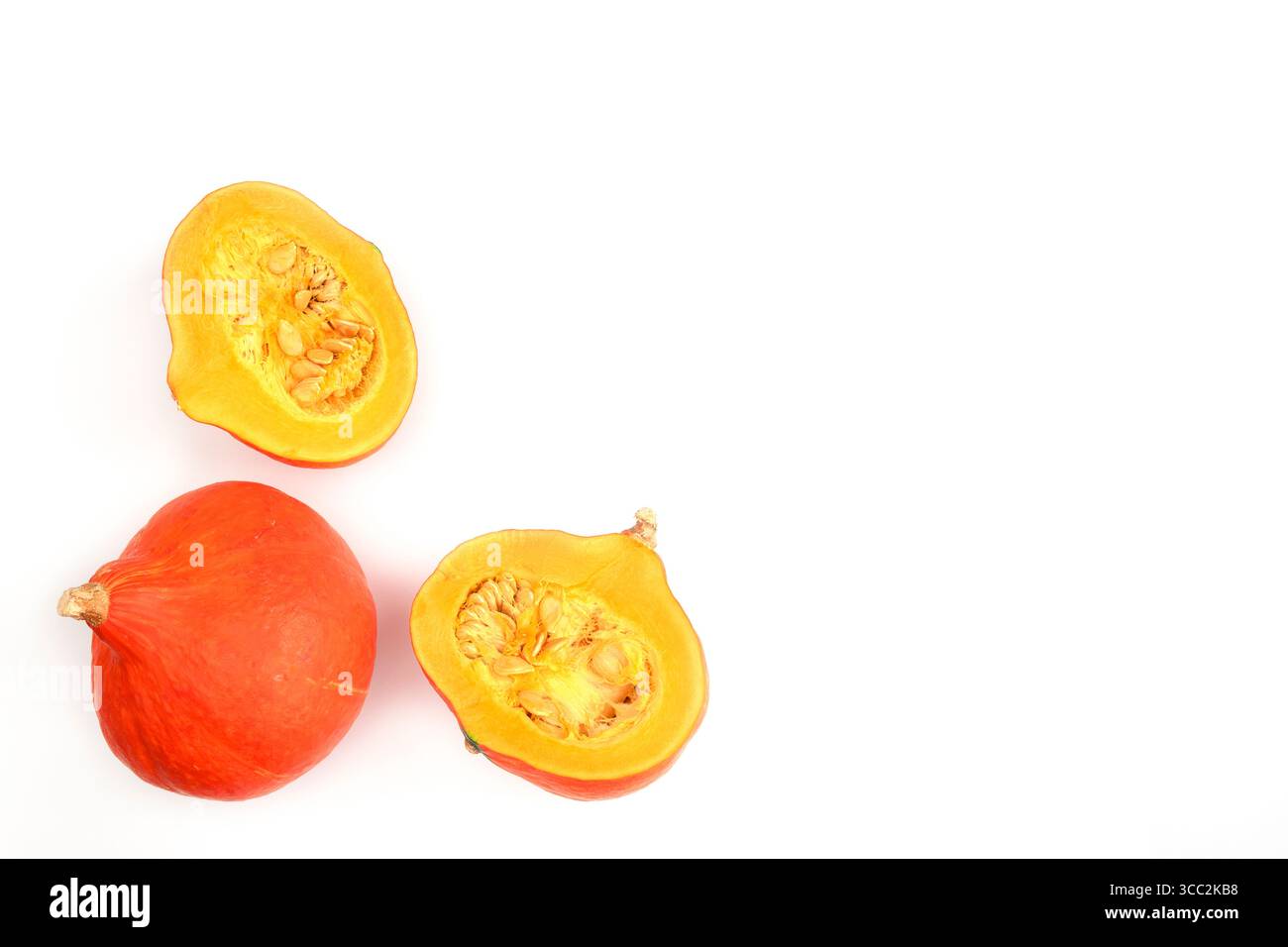 Citrouilles entières et coupées avec des graines isolées sur fond blanc. Nourriture saine et concept de récolte d'automne. Vue de dessus. Banque D'Images