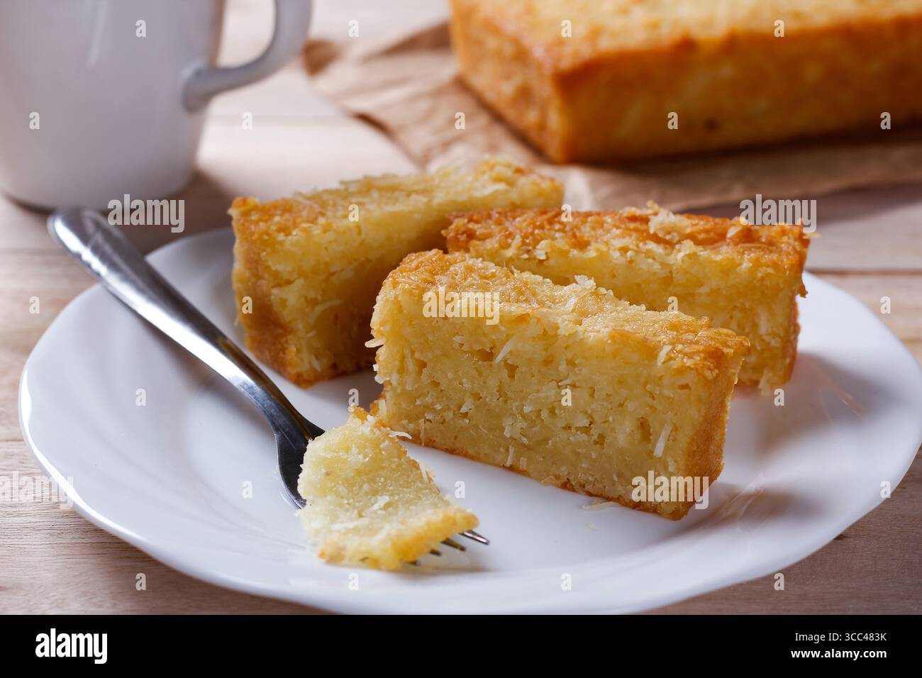 Gâteau au manioc traditionnel fait maison à la noix de coco sur une table rustique en bois. Mise au point sélective Banque D'Images