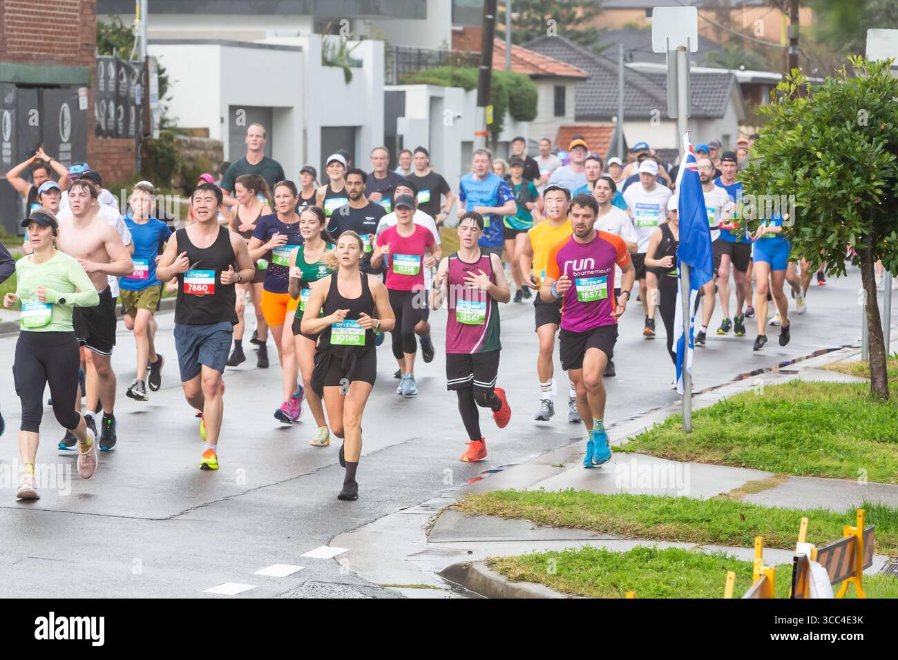 Dover Heights, Sydney, Australie. 10 août 2025. Des milliers de coureurs empruntent les rues de Sydney pour l’emblématique City2Surf, passant devant des quartiers résidentiels sur le parcours de 14 km qui relie le quartier des affaires à Bondi Beach. Crédit : Paul Lovelace/Alamy Live News Banque D'Images