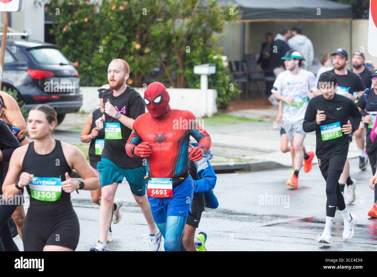 Dover Heights, Sydney, Australie. 10 août 2025. Des milliers de coureurs empruntent les rues de Sydney pour l’emblématique City2Surf, passant devant des quartiers résidentiels sur le parcours de 14 km qui relie le quartier des affaires à Bondi Beach. Crédit : Paul Lovelace/Alamy Live News Banque D'Images
