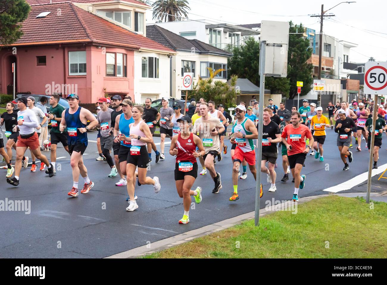 Dover Heights, Sydney, Australie. 10 août 2025. Des milliers de coureurs empruntent les rues de Sydney pour l’emblématique City2Surf, passant devant des quartiers résidentiels sur le parcours de 14 km qui relie le quartier des affaires à Bondi Beach. Crédit : Paul Lovelace/Alamy Live News Banque D'Images