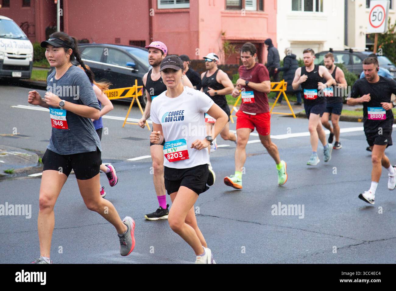 Dover Heights, Sydney, Australie. 10 août 2025. Des milliers de coureurs empruntent les rues de Sydney pour l’emblématique City2Surf, passant devant des quartiers résidentiels sur le parcours de 14 km qui relie le quartier des affaires à Bondi Beach. Crédit : Paul Lovelace/Alamy Live News Banque D'Images