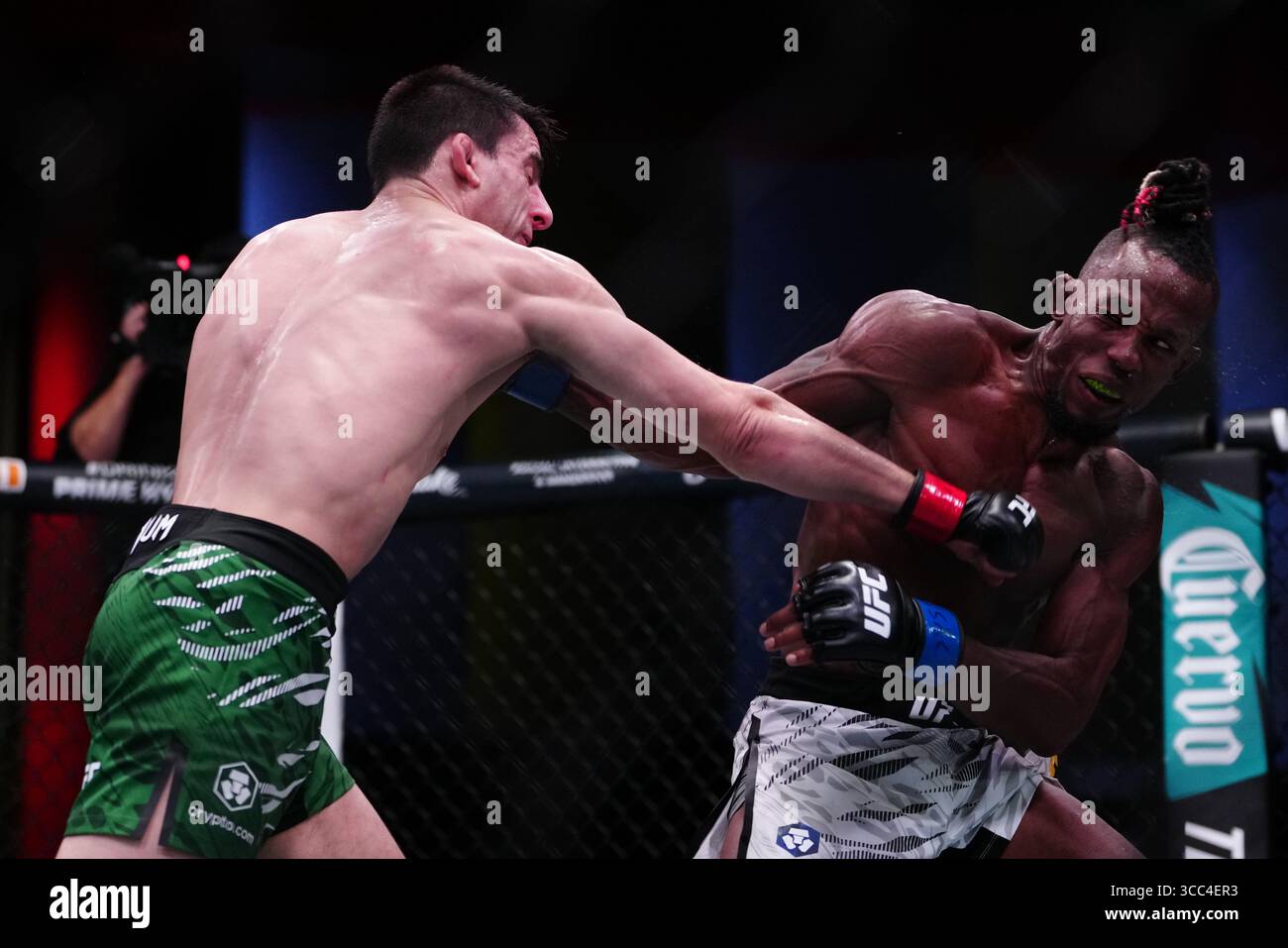 9 août 2025, Las Vegas, NV, Las Vegas, NV, États-Unis : Steve Erceg et Ode' Osbourne se rencontrent dans l'octogone pour un combat de 3 tours à l'UFC Apex pour UFC Fight Night - Dolidze vs Hernandez le 9 août 2025 à Las Vegas, NV, États-Unis. (Photo de Louis Grasse/PxImages) (crédit image : © Louis Grasse/PX Imagens via ZUMA Press Wire) USAGE ÉDITORIAL SEULEMENT ! Non destiné à UN USAGE commercial ! Banque D'Images