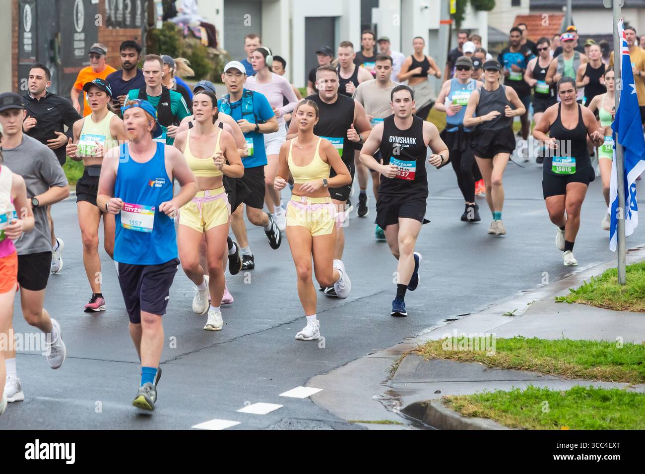 Dover Heights, Sydney, Australie. 10 août 2025. Des milliers de coureurs empruntent les rues de Sydney pour l’emblématique City2Surf, passant devant des quartiers résidentiels sur le parcours de 14 km qui relie le quartier des affaires à Bondi Beach. Crédit : Paul Lovelace/Alamy Live News Banque D'Images