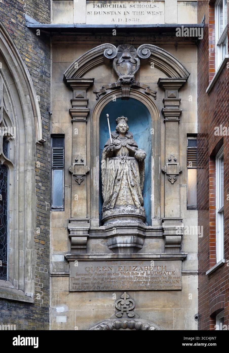 Statue de la reine Elizabeth I, datant de 1586, à l'église de Dustan à Fleet Street, la plus ancienne statue extérieure de Londres Banque D'Images