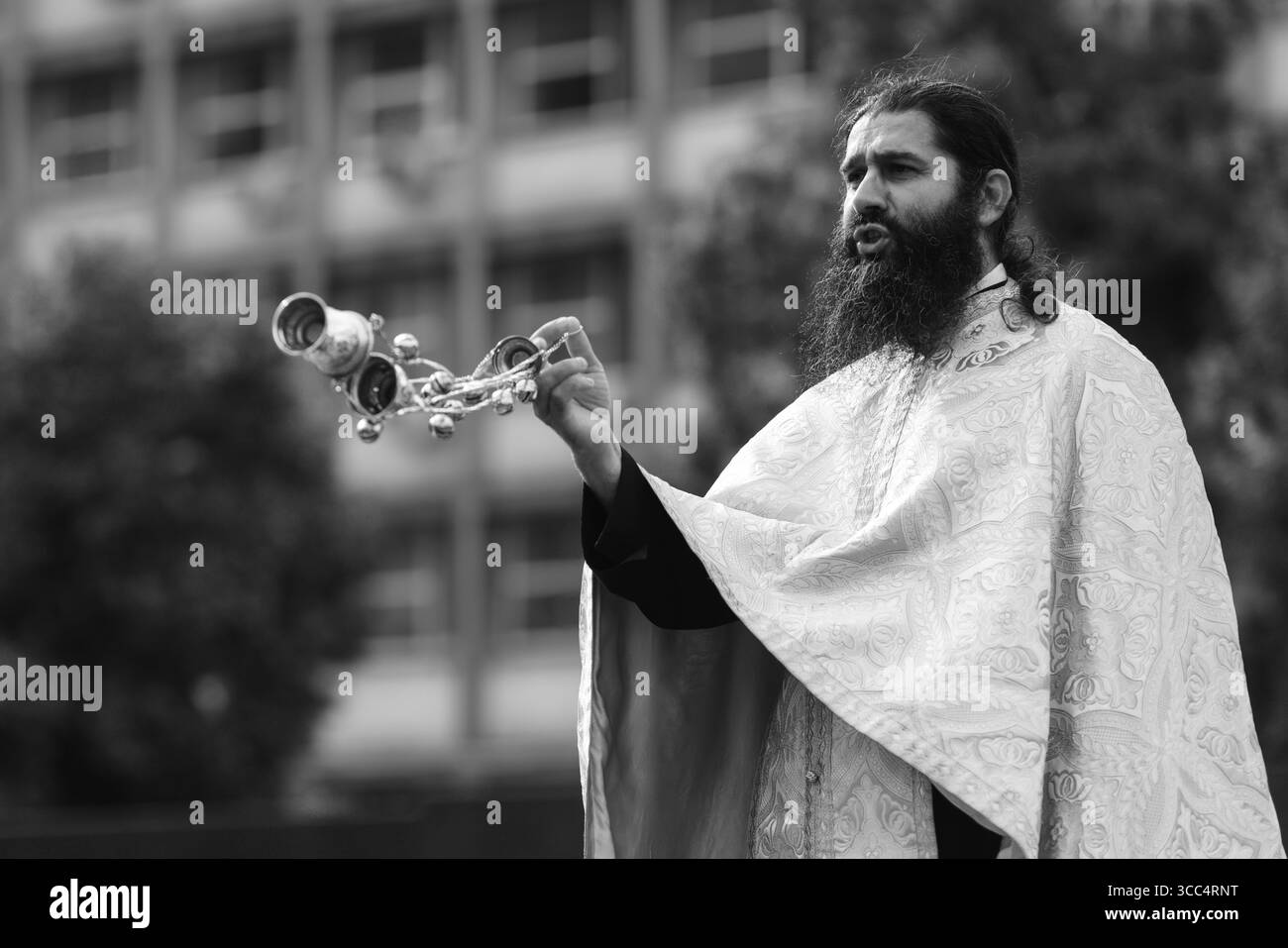 Bucarest, Roumanie - 31 juillet 2025 : prêtre orthodoxe roumain tenant un brûleur d'encens lors d'une cérémonie religieuse. Banque D'Images
