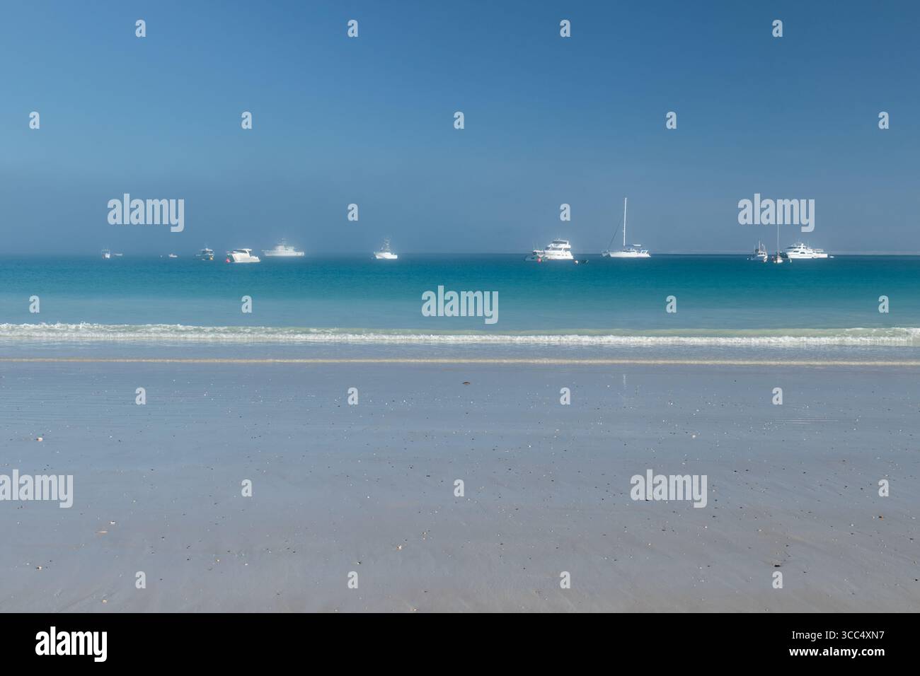 Bateaux d'amarrage à l'horizon - Broome, WA, Australie Banque D'Images