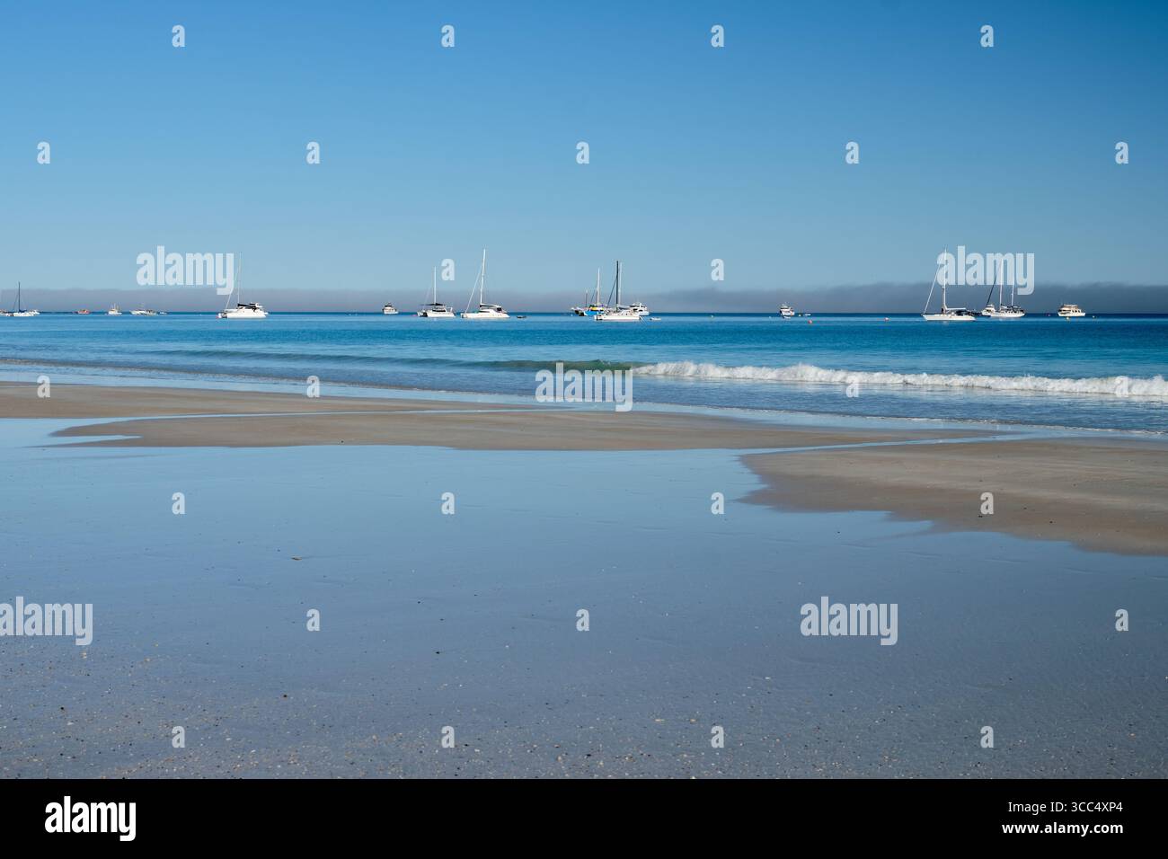 Bateaux d'amarrage à l'horizon - Broome, WA, Australie Banque D'Images