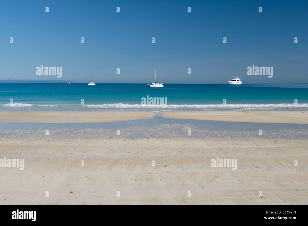 Bateaux d'amarrage à l'horizon - Broome, WA, Australie Banque D'Images