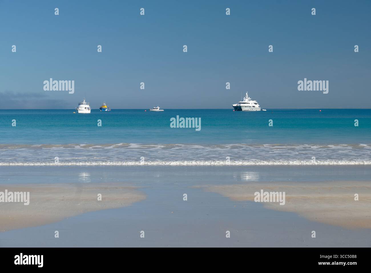 Bateaux d'amarrage à l'horizon - Broome, WA, Australie Banque D'Images