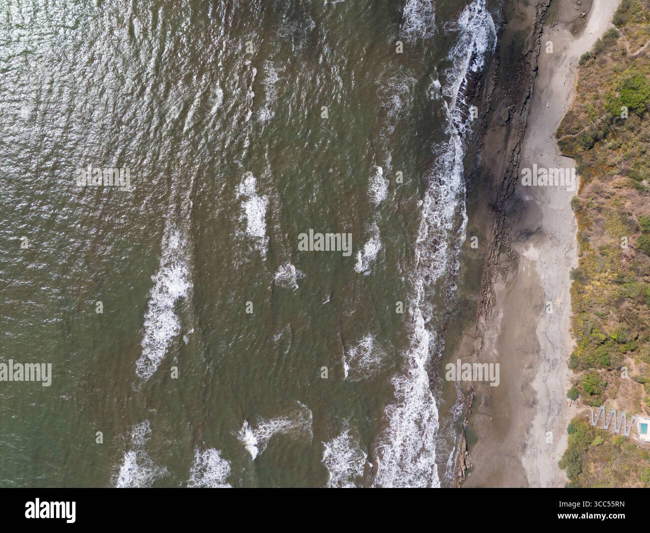 Vue de drone de la côte de l'océan Pacifique avec de grosses pierres rocheuses Banque D'Images