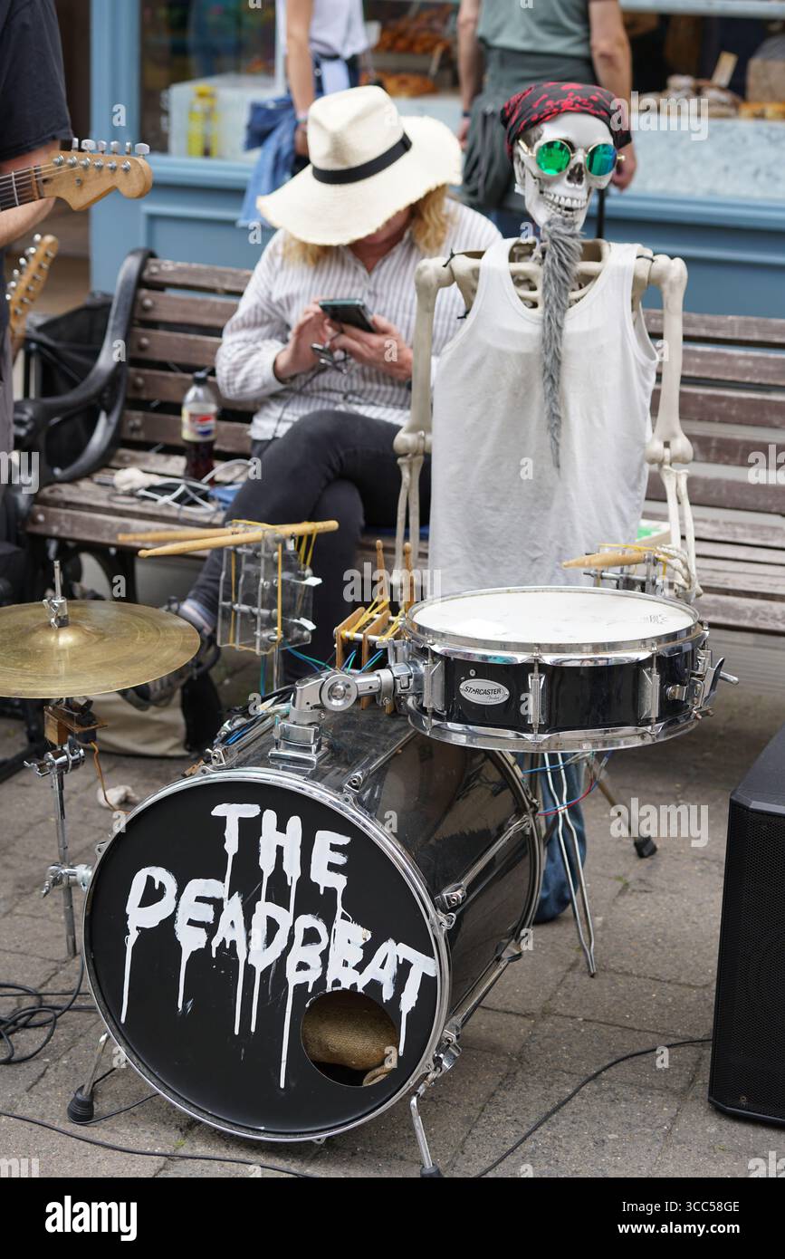 Musicien squelette jouant avec de la batterie sur une rue de la ville. Salisbury, Angleterre Banque D'Images