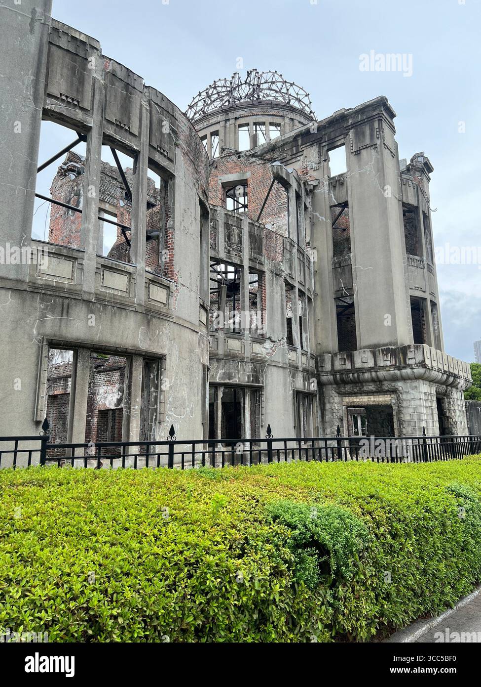 Le dôme de la bombe atomique à Hiroshima, au Japon, a été conservé en mémoire de la dévastation du bombardement atomique de 1945. Banque D'Images